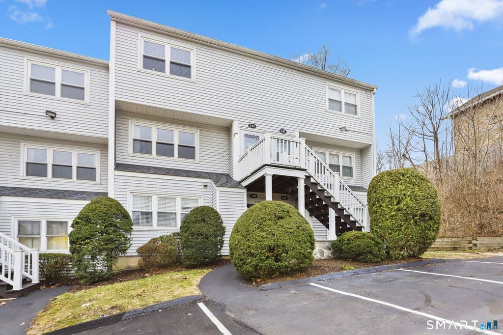 2 bedroom townhouse for sale at 29 Van Buren Ave Apt I7 Norwalk 06850 - $385,000