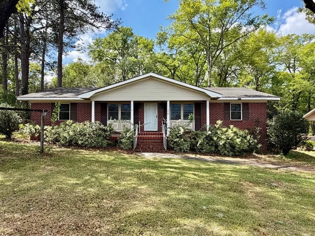 4 bedroom house for sale at 1935 Denton Rd Dothan 36303 - $259,900