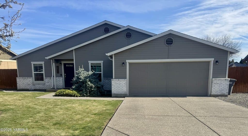 3 bedroom house for sale at 2403 S 73rd Ave Ahtanum - $415,000