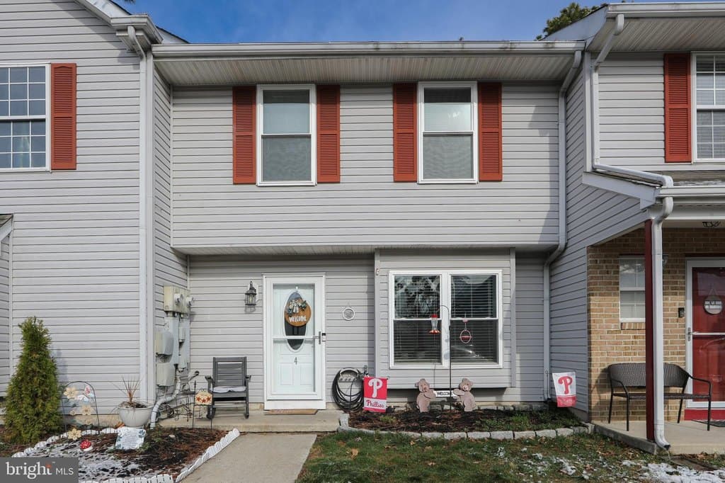 3 bedroom townhouse for sale at 4 Tyler Ln Berlin - $249,000
