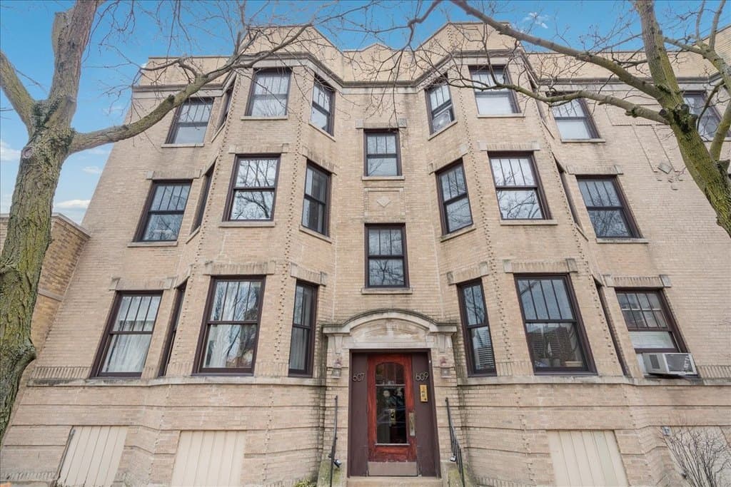 1 bedroom condo for sale at 609 W Melrose St Apt 2 Chicago - $299,000