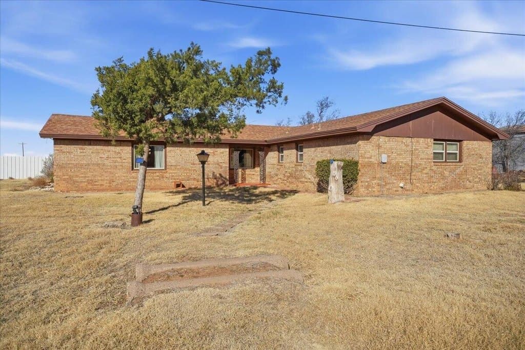 2 bedroom house for sale at 3001 County Road 150 Crosbyton - $140,000