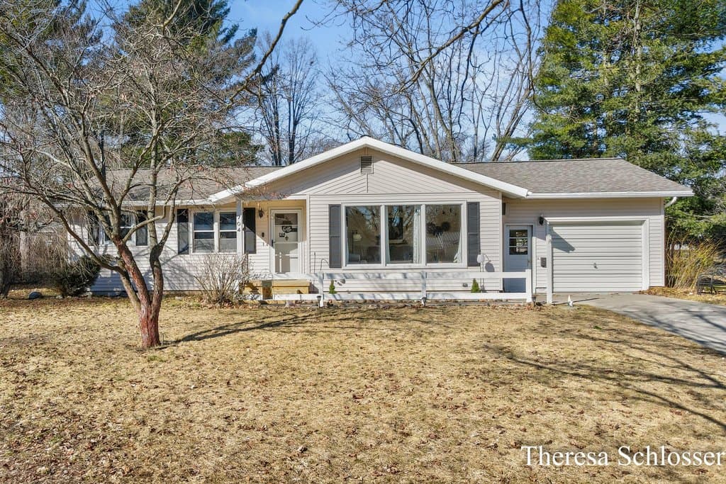 3 bedroom house for sale at 704 Cherry Ave Big Rapids - $250,000