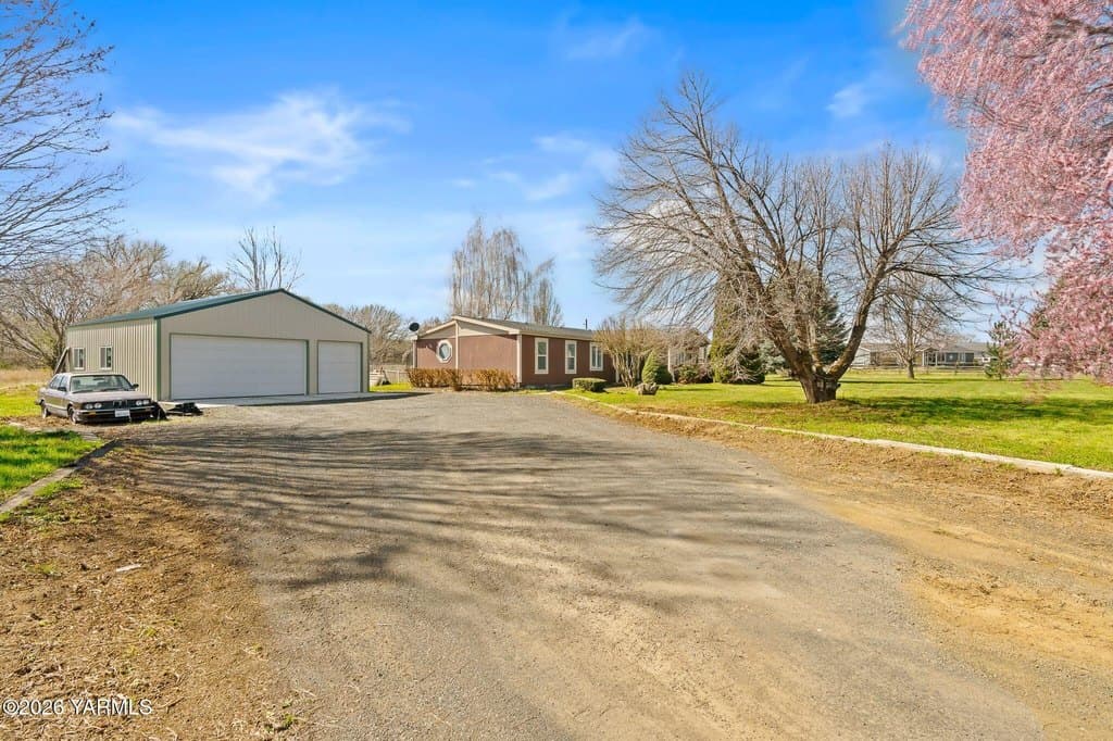 3 bedroom mobile home for sale at 6810 W Columbus St Yakima - $399,900