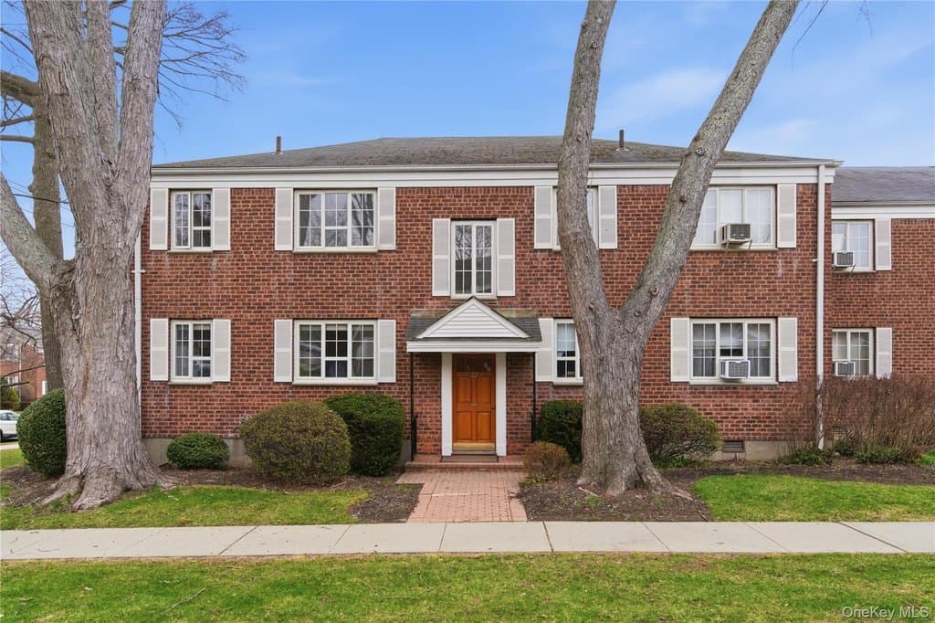 1 bedroom coop for sale at 22 Nathan Hale Dr Apt 80A Huntington 11743 - $429,000