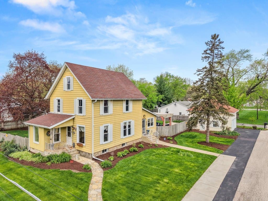 4 bedroom house for sale at 155 Maple St Sugar Grove 60554 - $324,900