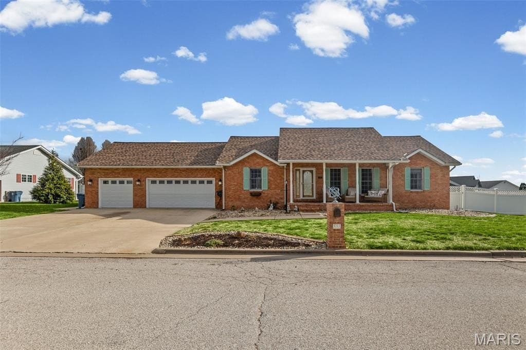 3 bedroom house for sale at 4511 Moonlight Way Alton - $410,000