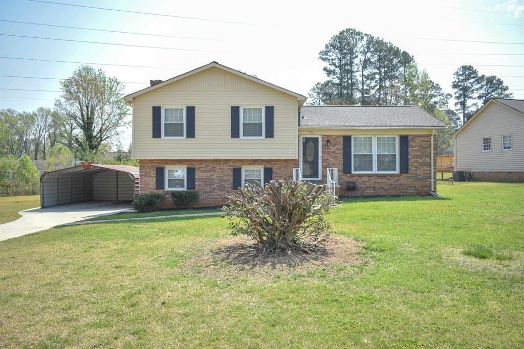 4 bedroom house for sale at 107 Driftway Pl Spartanburg 29301 - $299,900