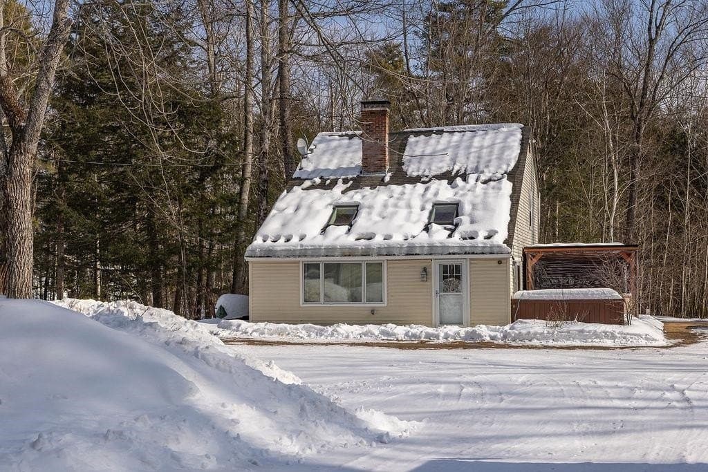 2 bedroom house for sale at 20 Fairgrounds Rd Bradford - $409,900