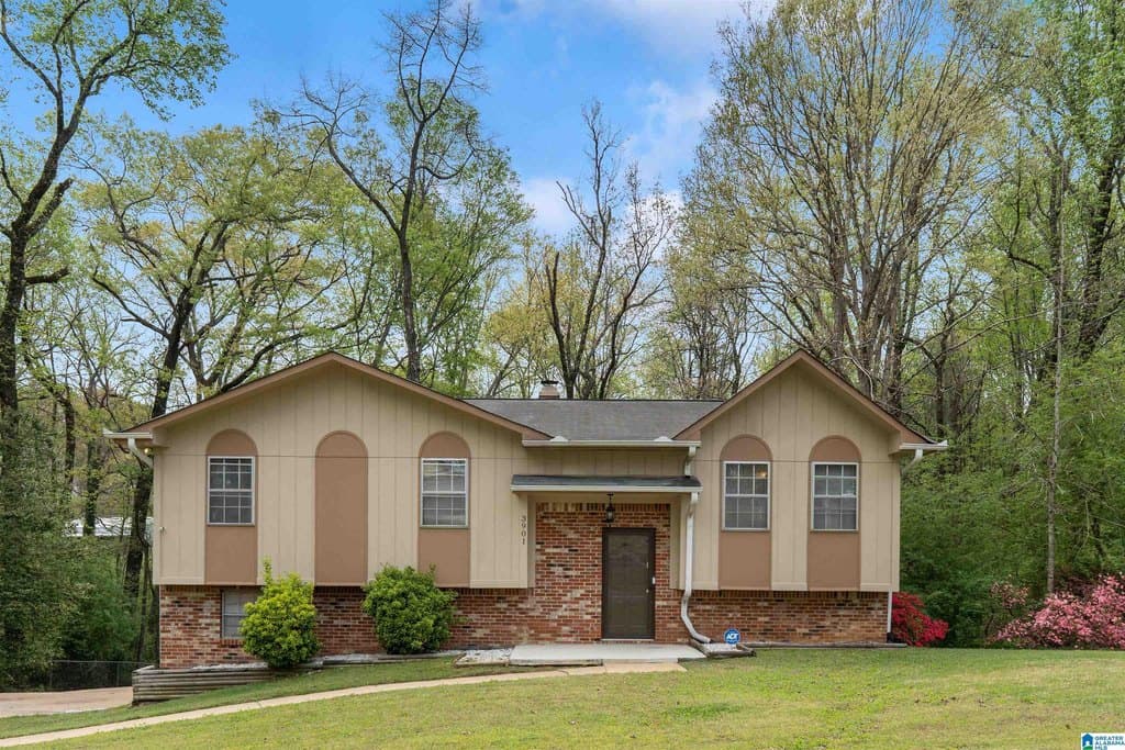 4 bedroom house for sale at 3901 Debby Dr Adamsville - $199,000