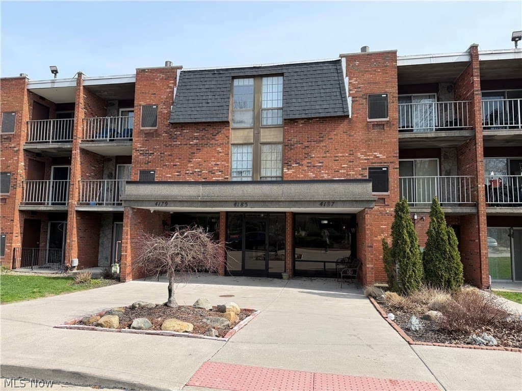 1 bedroom condo for sale at 4179 Columbia Rd North Olmsted 44070 - $109,000