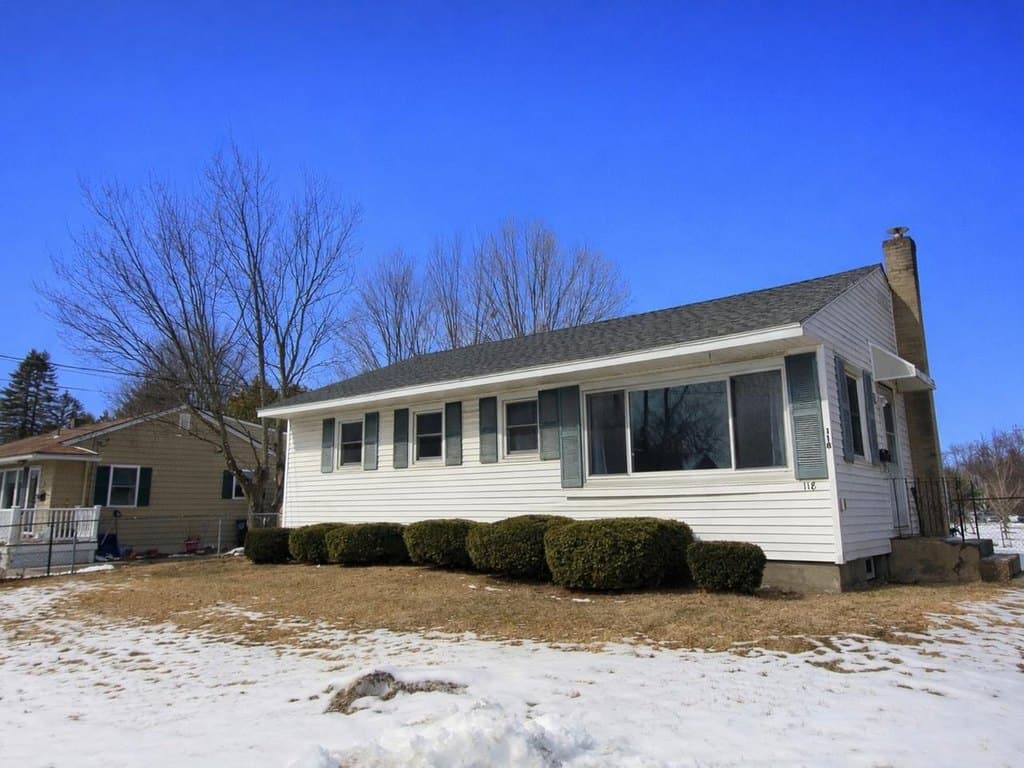 2 bedroom house for sale at 118 Farrington Pkwy Burlington - $348,600