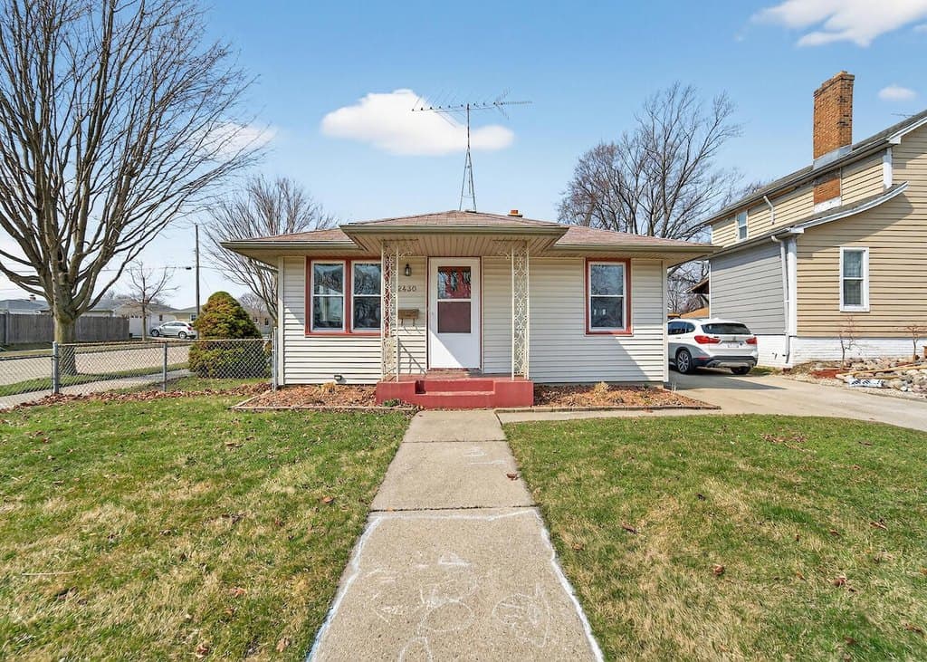 2 bedroom house for sale at 2430 Orchard St Racine 53405 - $189,900