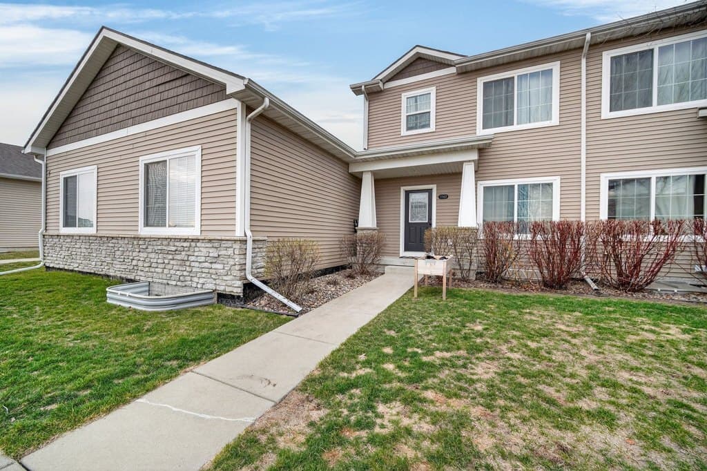3 bedroom townhouse for sale at 1162 SE Williams Ct Waukee 50263 - $249,000