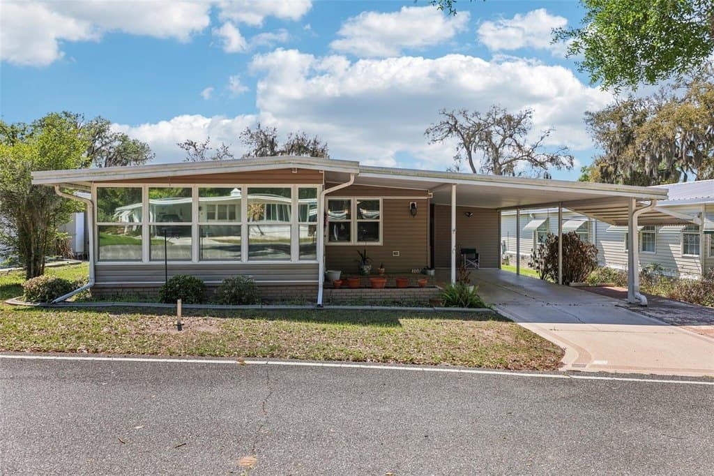 2 bedroom mobile home for sale at 105 Orchid Way Leesburg 34748 - $170,000