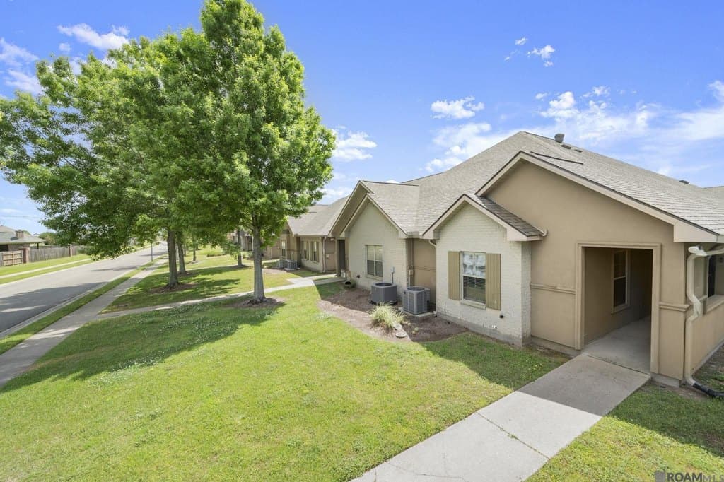 3 bedroom townhouse for sale at 3948 Cypress Hall Dr Addis - $240,000