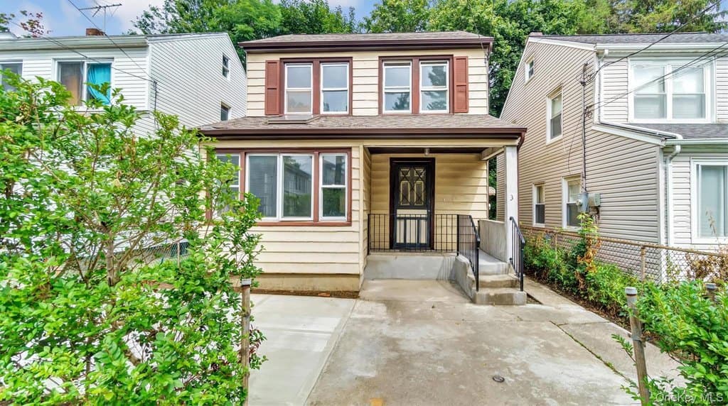 3 bedroom house for sale at 3 Walnut Pl Great Neck 11021 - $875,000
