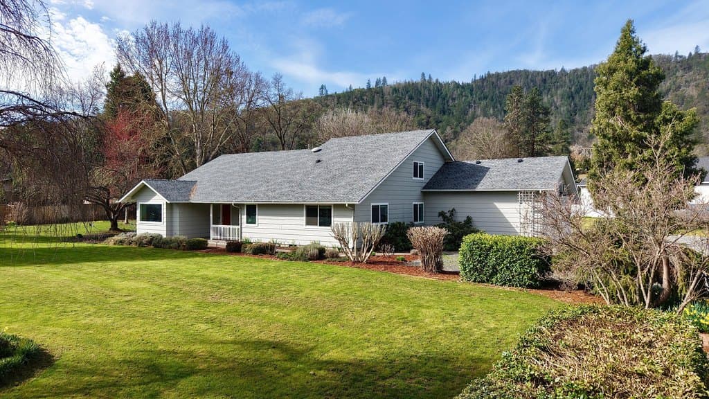 3 bedroom house for sale at 9401 Old Stage Rd Central Point - $778,000