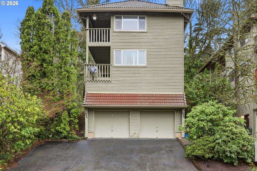 3 bedroom condo for sale at 285 Cervantes Lake Oswego 97035 - $275,000