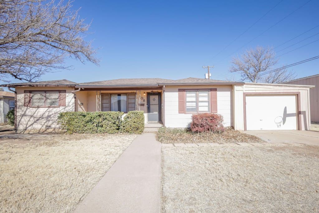 3 bedroom house for sale at 708 15th St Abernathy - $132,000