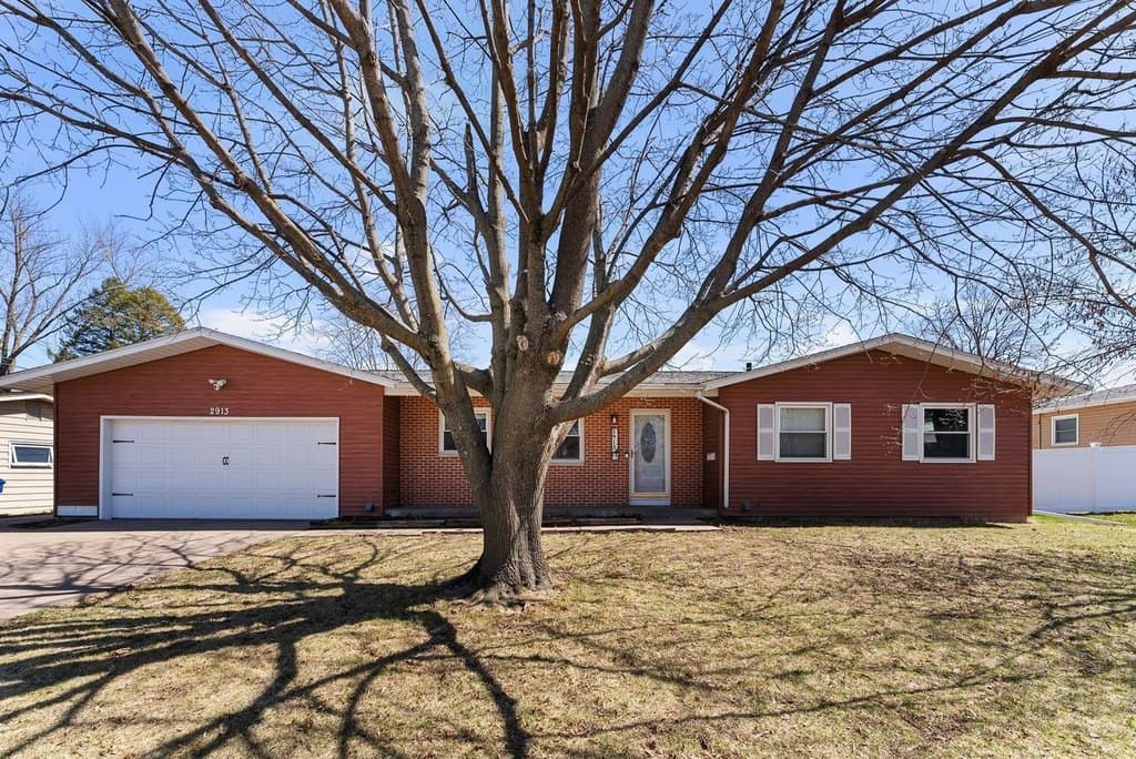 3 bedroom house for sale at 2913 Avalon Dr Bettendorf - $289,900