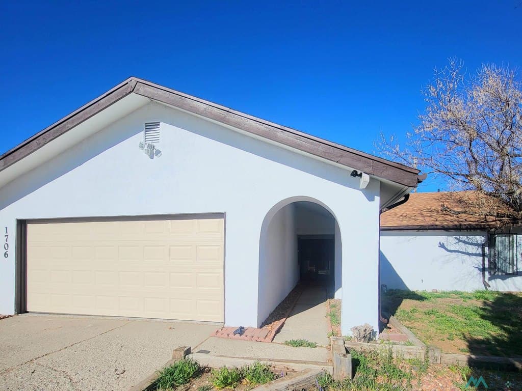 3 bedroom house for sale at 1706 Kiva Dr Gallup 87301 - $289,000