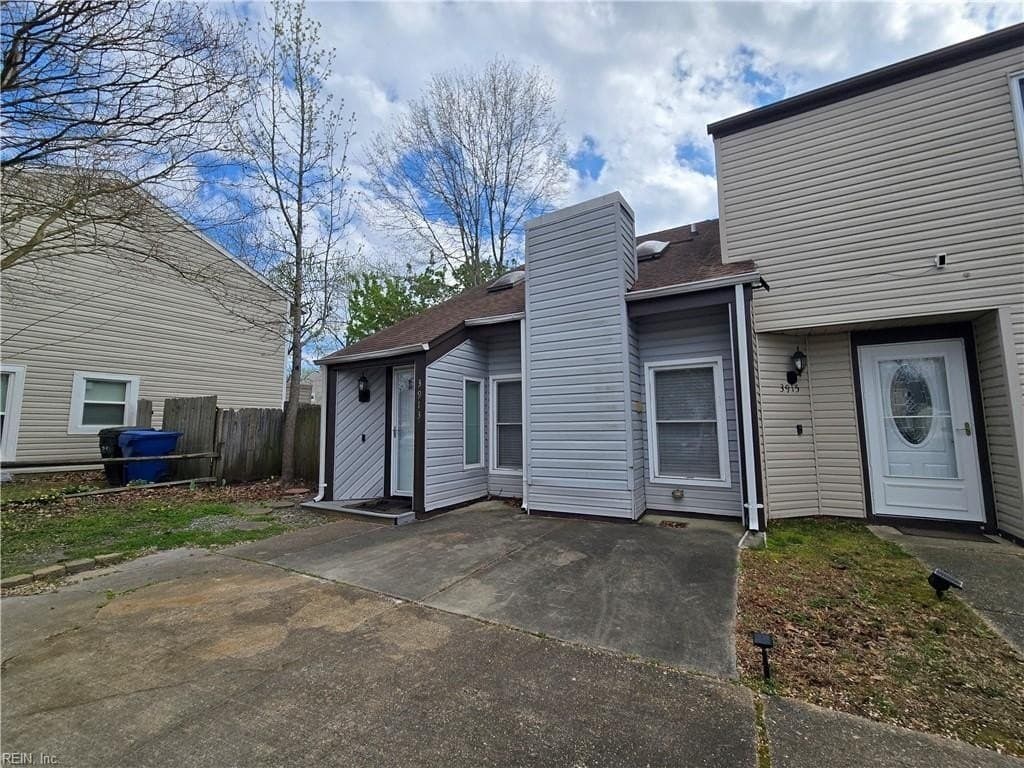 2 bedroom townhouse for sale at 3913 Thalia Trace Ct Virginia Beach - $250,000