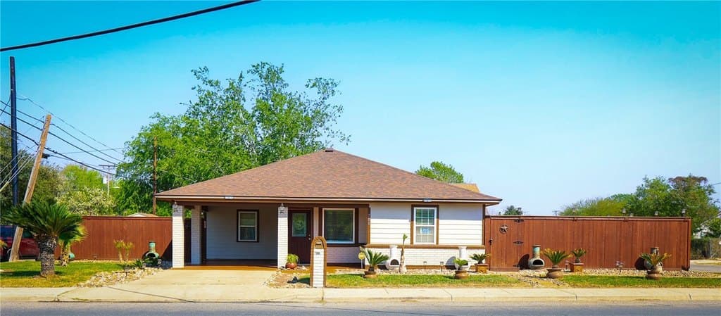 3 bedroom house for sale at 700 N Cameron St Alice - $235,000