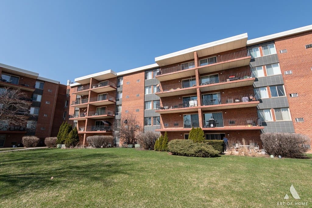 2 bedroom condo for sale at 18 E Old Willow Rd Apt 205N Prospect Heights 60070 - $259,900