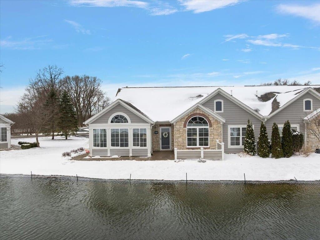 2 bedroom condo for sale at 2859 Villa Ln Benton Harbor - $485,000