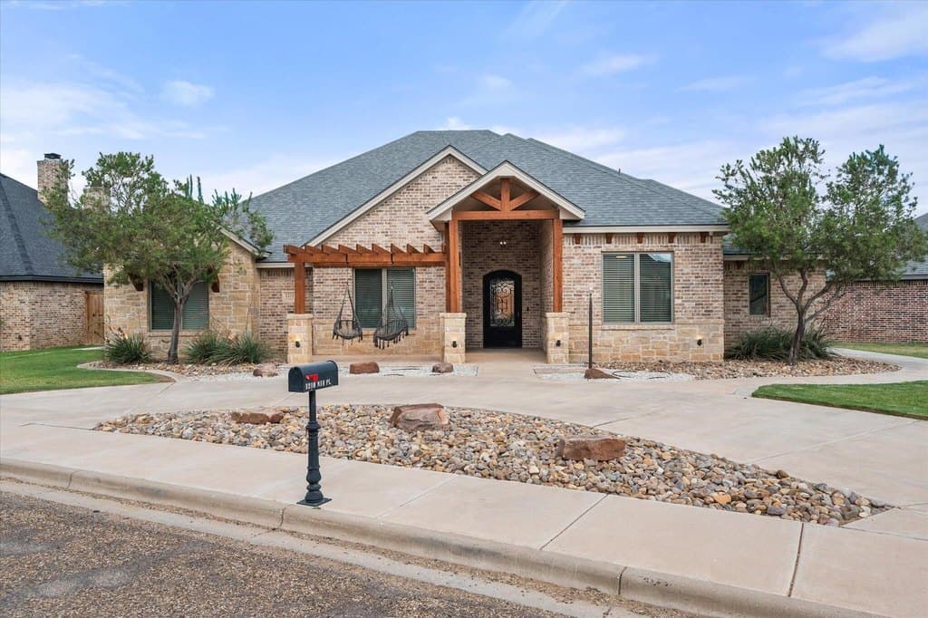 5 bedroom house for sale at 1210 N 14th Pl Wolfforth 79382 - $599,900