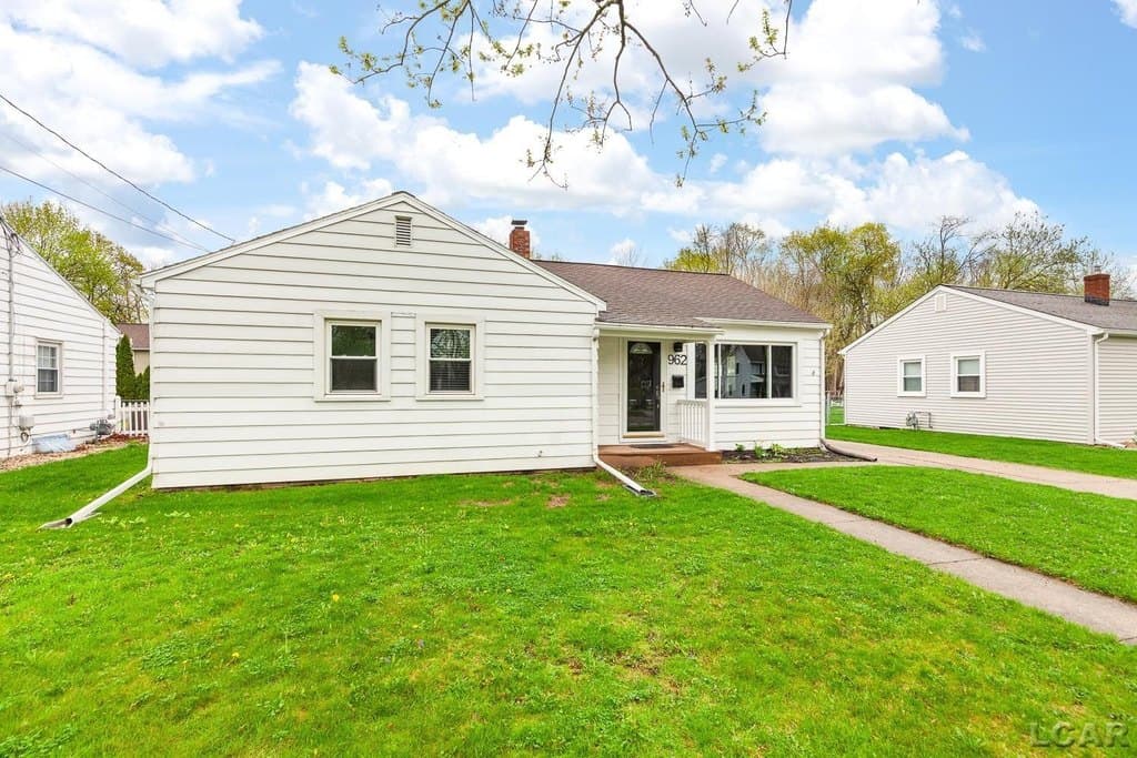 3 bedroom house for sale at 962 Vine St Adrian - $199,900