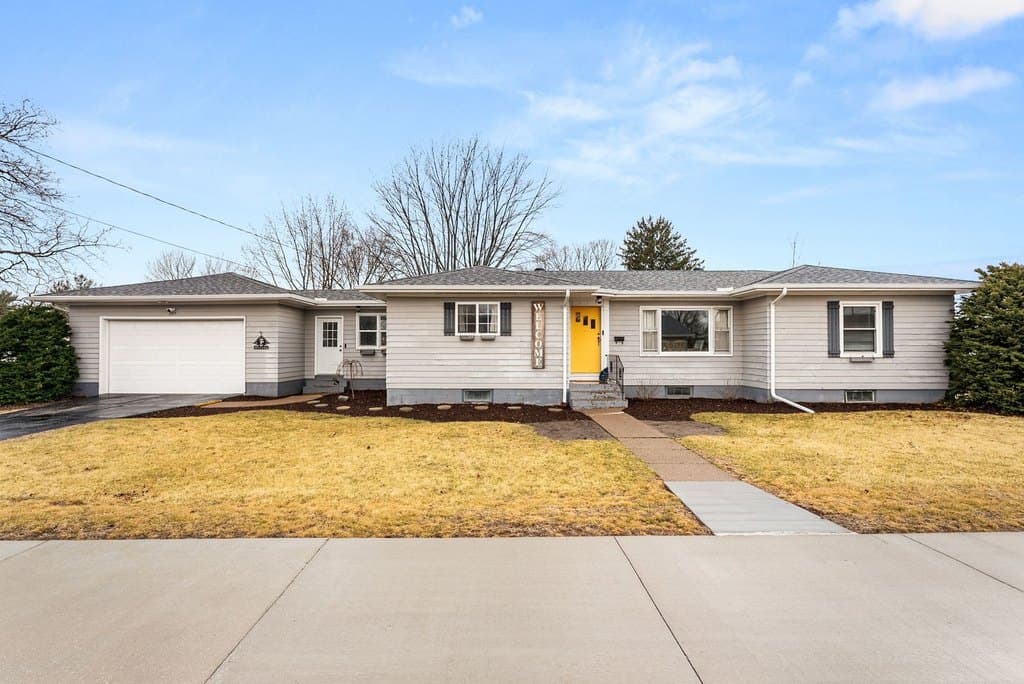 4 bedroom house for sale at 307 SE 8th Ave Aledo - $210,000