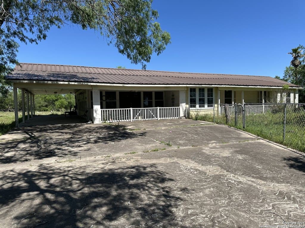 2 bedroom farm for sale at Fm 2295 Benavides - $399,000