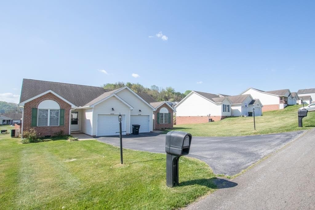 4 bedroom condo townhome rowhome coop for sale at 20924 Deer Run Dr Abingdon - $350,000