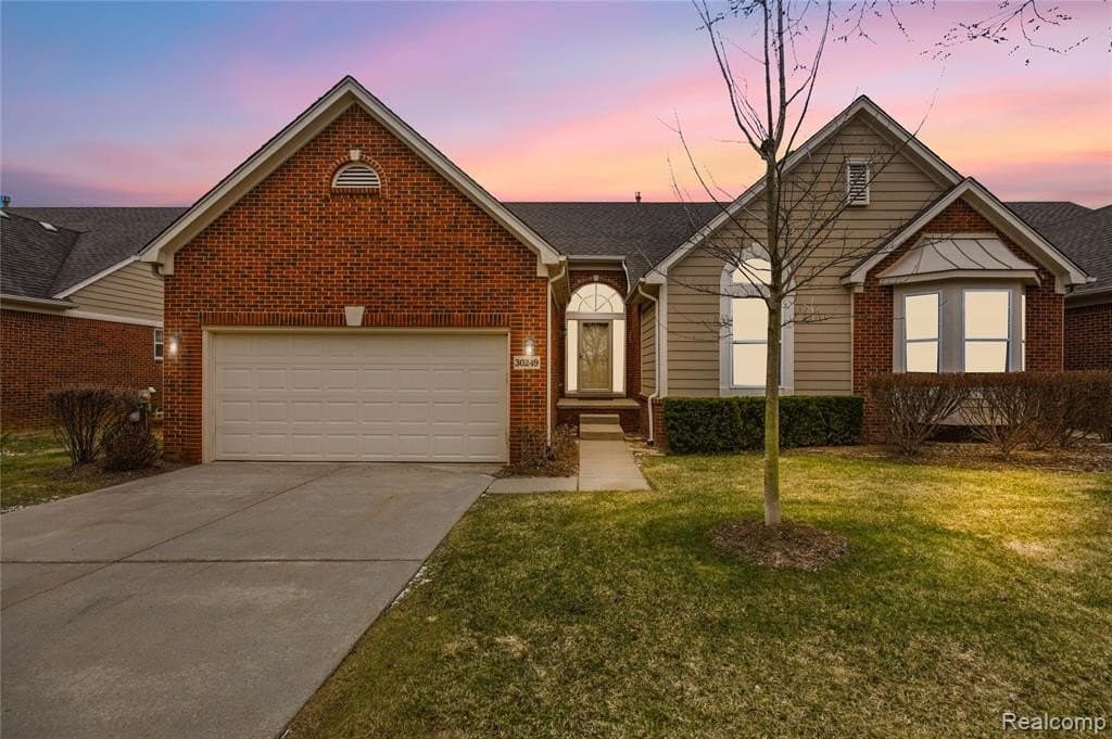 3 bedroom condo for sale at 30249 Viewcrest Dr Novi 48377 - $465,000