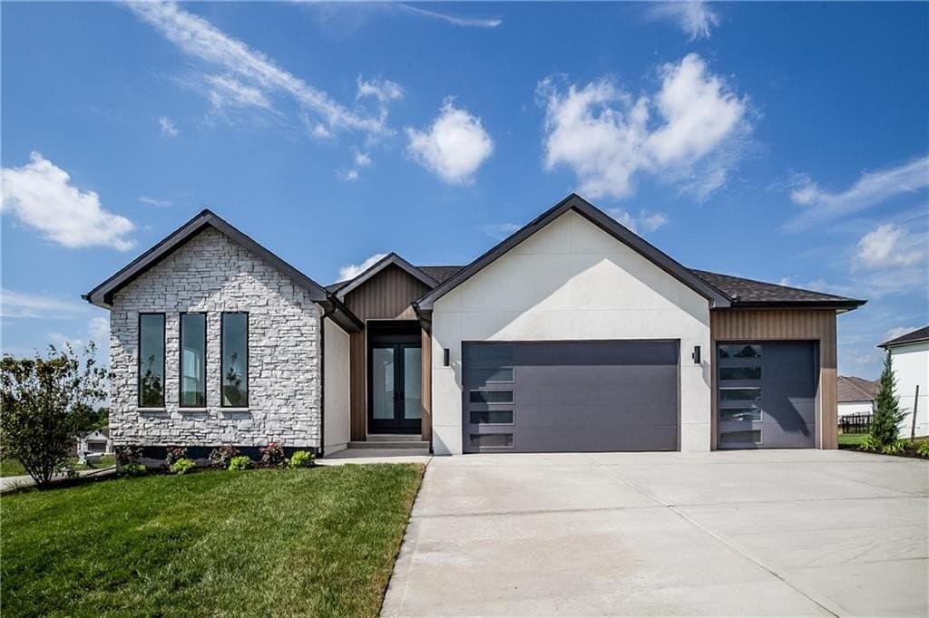 4 bedroom house for sale at 2604 NE Crestview St Blue Springs - $635,000