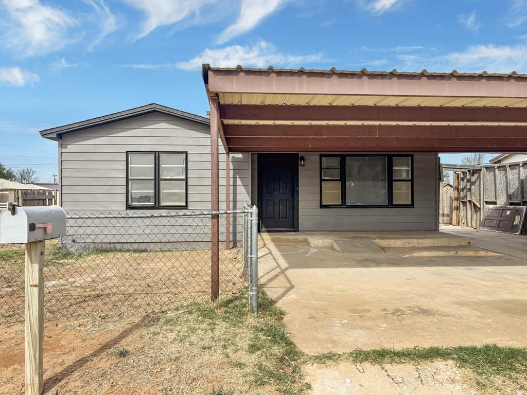2 bedroom house for sale at 1401 Avenue M Abernathy - $85,000