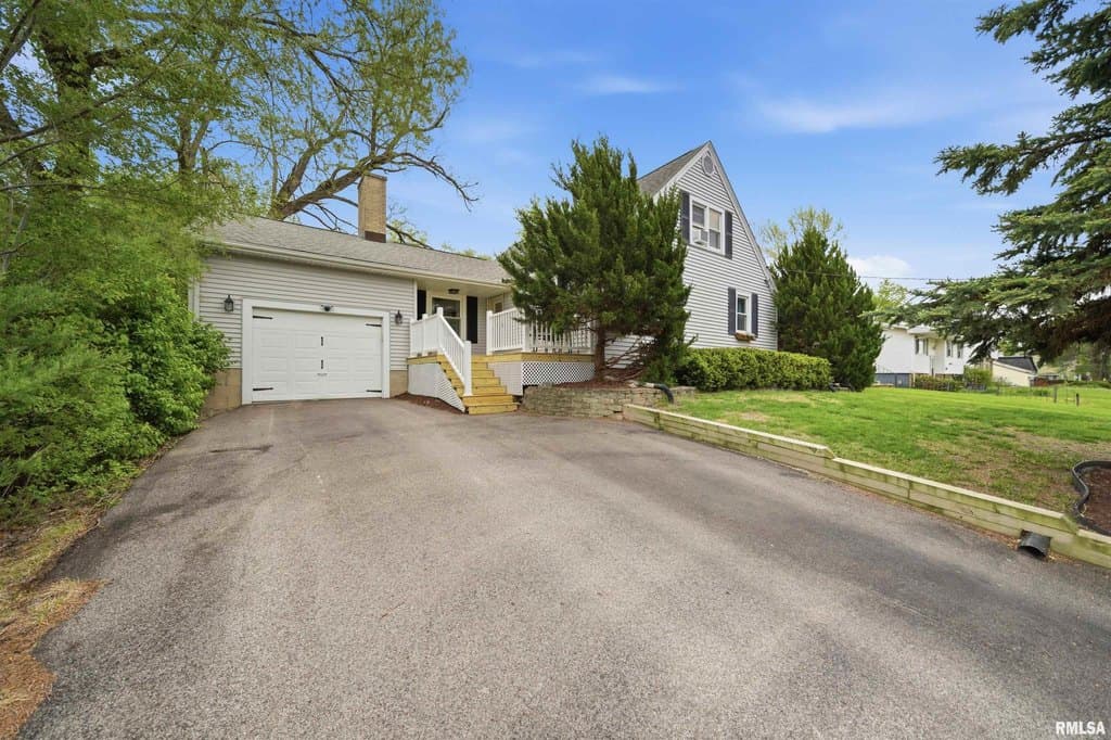 4 bedroom house for sale at 5006 N Edgebrook Dr Peoria 61614 - $244,900