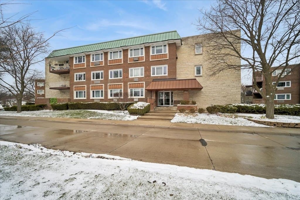 2 bedroom condo for sale at 2700 E Bel Aire Dr Apt 303 Arlington Heights - $299,900
