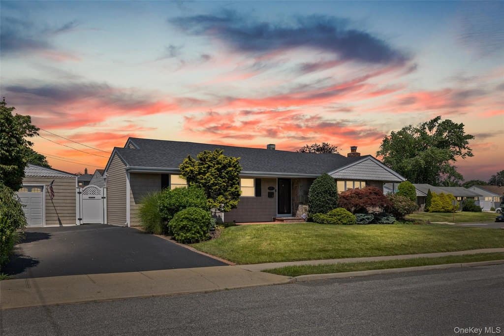 4 bedroom house for sale at 51 Plainedge Dr Bethpage - $815,000