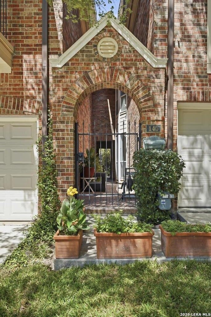 3 bedroom house for sale at 145 Elizabeth Rd Alamo Heights - $685,000