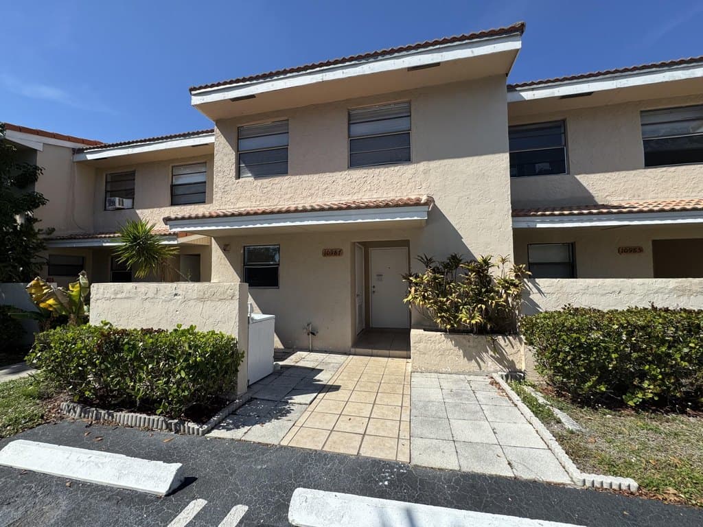 3 bedroom townhouse for sale at 10987 Royal Palm Blvd Unit 9 Coral Springs - $295,000