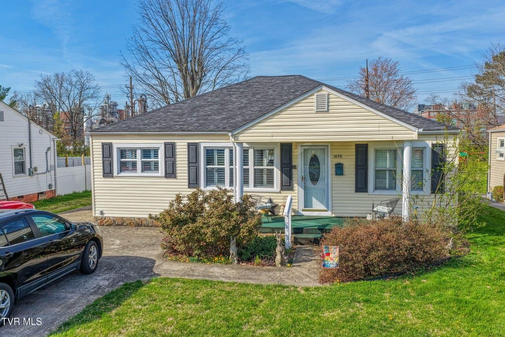 3 bedroom house for sale at 1826 Kenwood Rd Kingsport 37664 - $299,900