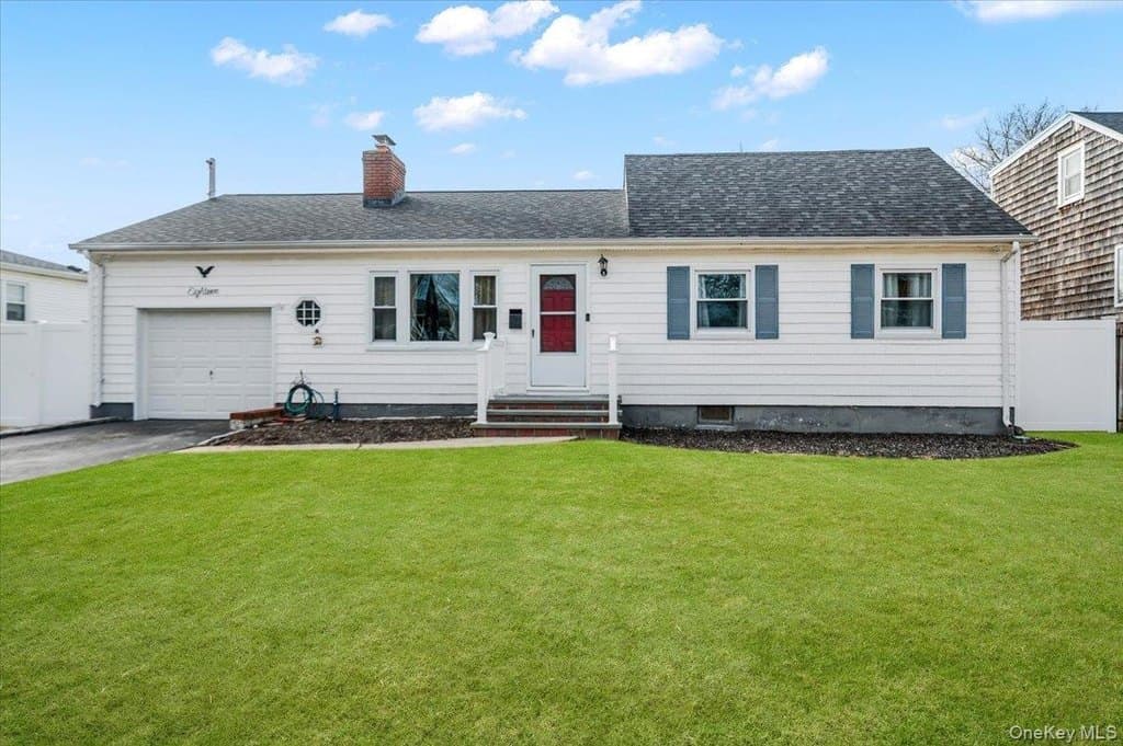 3 bedroom house for sale at 18 Cambridge Dr Babylon 11702 - $689,000