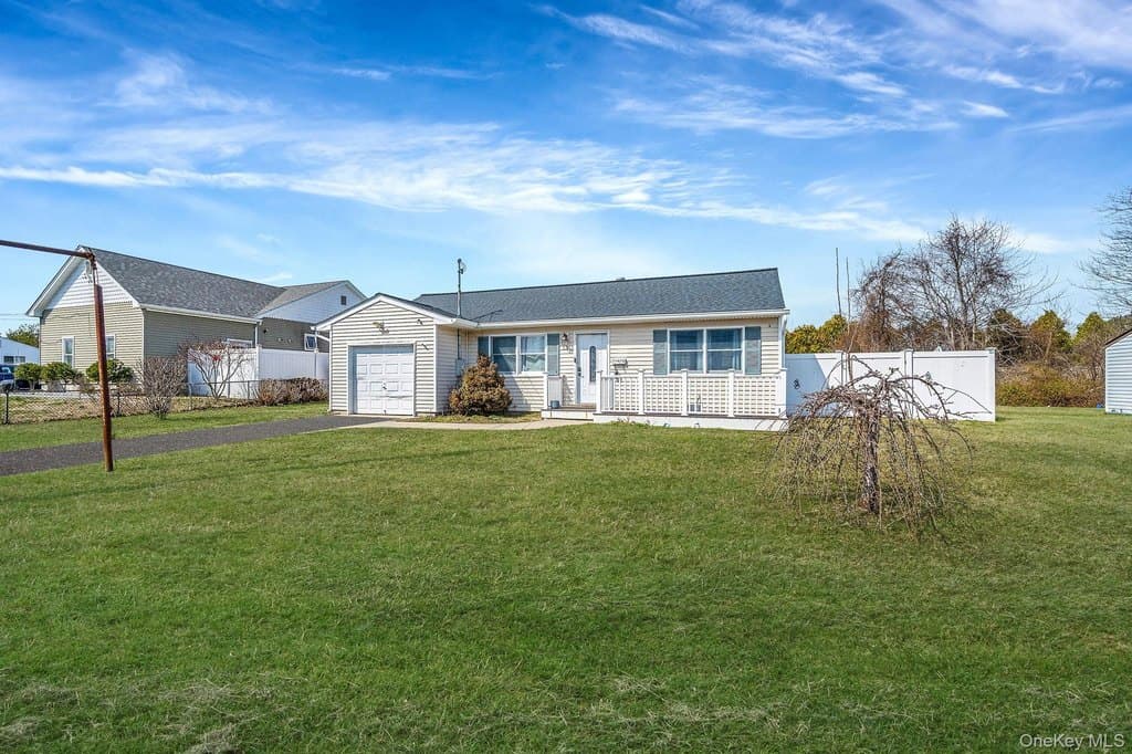 3 bedroom house for sale at 53 Spruce St Central Islip - $549,999