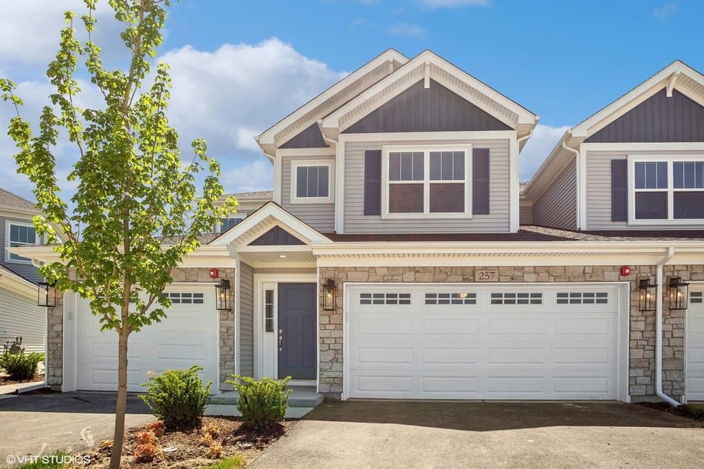 2 bedroom condo for sale at 272 N Masters Dr Addison - $451,243