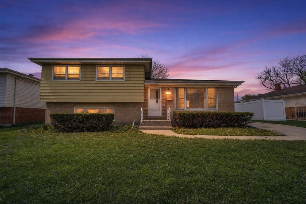 3 bedroom house for sale at 10 N Adams Dr Addison - $359,999
