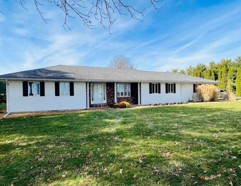 3 bedroom house for sale at 17830 E 1600th St Bushnell - $239,999