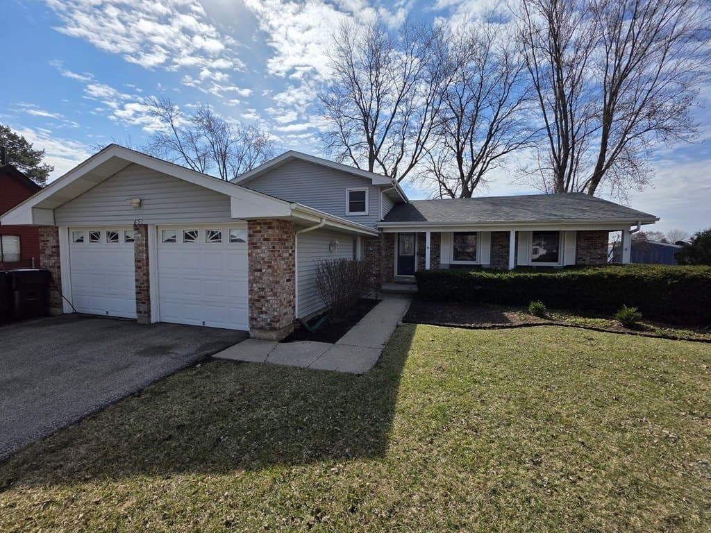 4 bedroom house for sale at 651 Dartmoor Dr Crystal Lake 60014 - $375,000